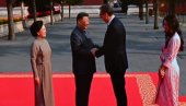 СУСРЕТ ВУЧИЋА И СИЈА: Председник Србије на војној паради у Кини (ФОТО) СУСРЕТ ВУЧИЋА И СИЈА: Председник Србије на војној паради у Кини (ФОТО)