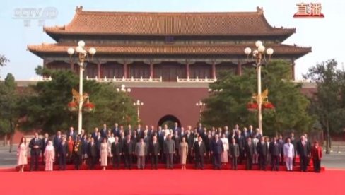 MOĆNA SLIKA IZ PEKINGA: Vučić rame uz rame sa svetskim liderima na paradi kod Sija (FOTO)