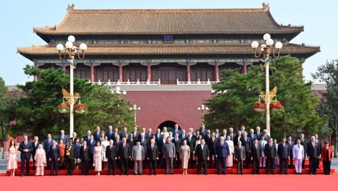 MOĆNA SLIKA IZ PEKINGA: Vučić rame uz rame sa svetskim liderima na paradi kod Sija (FOTO) MOĆNA SLIKA IZ PEKINGA: Vučić rame uz rame sa svetskim liderima na paradi kod Sija (FOTO)
