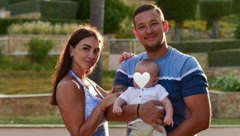 ЗАЛАЗАК СУНЦА И РАЈ ОКО ЊИХ: Урош Живковић ужива на одмору са сурпугом и сином (ФОТО)