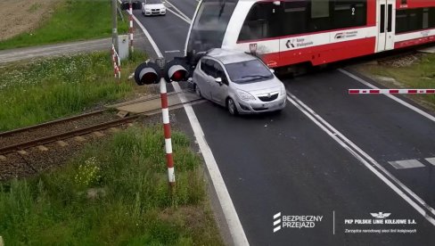 (UZNEMIRUJUĆ SNIMAK) Deka (81) probio rampu, odneo ga voz! Desetine mrtvih, 170 nesreća na pružnim prelazima godišnje u Poljskoj (UZNEMIRUJUĆ SNIMAK) Deka (81) probio rampu, odneo ga voz! Desetine mrtvih, 170 nesreća na pružnim prelazima godišnje u Poljskoj