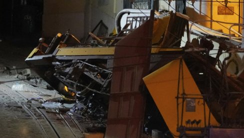 ДЕЧАК (3) НИЈЕ ХТЕО ДА ПУСТИ РУКУ СПАСИОЦА: Отац страдао на месту, мајка на интензивној нези, потресне сцене након несреће у Лисабону ДЕЧАК (3) НИЈЕ ХТЕО ДА ПУСТИ РУКУ СПАСИОЦА: Отац страдао на месту, мајка на интензивној нези, потресне сцене након несреће у Лисабону