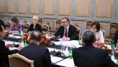 ВУЧИЋ СА ПРЕДСТАВНИЦИМА КИНЕСКИХ КОМПАНИЈА: Важни састанци у Пекингу (ФОТО)