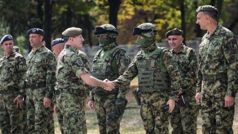 РЕГРУТИ МОРАЈУ БИТИ УРЕДНО ОШИШАНИ И ОБРИЈАНИ: Огласило се Министарство одбране пред увођење служења војног рока - ево шта је све обавезно