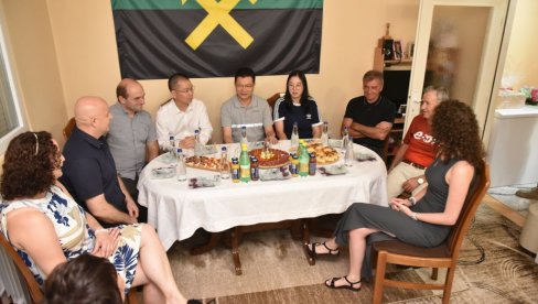 КАДА ЈЕ БИТИ РУДАР УПИСАНО У ГЕНИМА: Читаве генерације породица у нашој земљи радиле у руднику и ову традицију преносиле са колена на колено КАДА ЈЕ БИТИ РУДАР УПИСАНО У ГЕНИМА: Читаве генерације породица у нашој земљи радиле у руднику и ову традицију преносиле са колена на колено