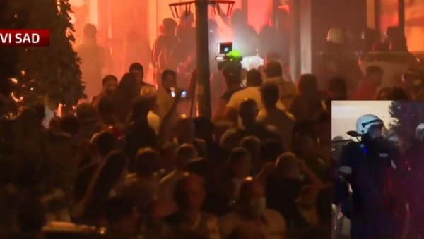 ПОВРЕЂЕНО 11 ПОЛИЦАЈАЦА У НОВОМ САДУ ИСПРЕД ФИЛОЗОФСКОГ ФАКУЛТЕТА