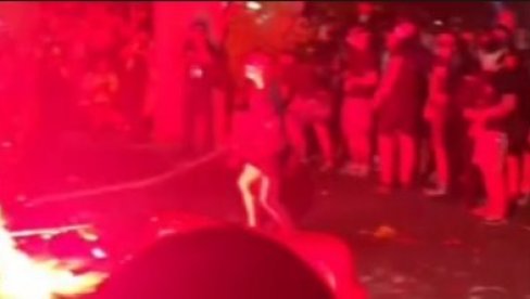 (UZNEMIRUJUĆI VIDEO) Ovako su blokaderi pokušali da spale Srbe kao nacisti Ruse u Odesi (UZNEMIRUJUĆI VIDEO) Ovako su blokaderi pokušali da spale Srbe kao nacisti Ruse u Odesi