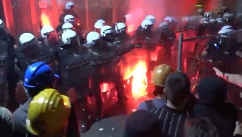 UZNEMIRUJUĆE: Ovako su blokaderi napali policiju ispred Filozofskog fakulteta u Novom Sadu (VIDEO) UZNEMIRUJUĆE: Ovako su blokaderi napali policiju ispred Filozofskog fakulteta u Novom Sadu (VIDEO)