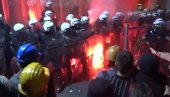 UZNEMIRUJUĆE: Ovako su blokaderi napali policiju ispred Filozofskog fakulteta u Novom Sadu (VIDEO)