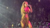 SPREMITE SE, UŽIVO SNIMAMO SPOT: Tea Tairović u Kragujevcu premijerno izvela novu pesmu Šeki, šeki, a na koncert stigla na motoru (FOTO)