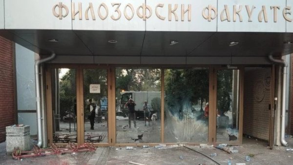 ЈЕЗИВЕ СЦЕНЕ У НОВОМ САДУ: Погледајте како је изгледало демолирање и у каквом је стању остао Филозофски факултет ЈЕЗИВЕ СЦЕНЕ У НОВОМ САДУ: Погледајте како је изгледало демолирање и у каквом је стању остао Филозофски факултет