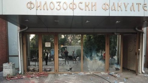 JEZIVE SCENE U NOVOM SADU: Pogledajte kako je izgledalo demoliranje i u kakvom je stanju ostao Filozofski fakultet JEZIVE SCENE U NOVOM SADU: Pogledajte kako je izgledalo demoliranje i u kakvom je stanju ostao Filozofski fakultet