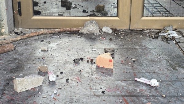 ОГЛАСИО СЕ ДЕКАНАТ ФИЛОЗОФСКОГ ФАКУЛТЕТА У НОВОМ САДУ: Најоштрије осуђујемо нападе на припаднике полиције и зграду Факултета (ФОТО) ОГЛАСИО СЕ ДЕКАНАТ ФИЛОЗОФСКОГ ФАКУЛТЕТА У НОВОМ САДУ: Најоштрије осуђујемо нападе на припаднике полиције и зграду Факултета (ФОТО)