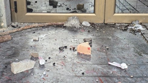 ОГЛАСИО СЕ ДЕКАНАТ ФИЛОЗОФСКОГ ФАКУЛТЕТА У НОВОМ САДУ: Најоштрије осуђујемо нападе на припаднике полиције и зграду Факултета (ФОТО) ОГЛАСИО СЕ ДЕКАНАТ ФИЛОЗОФСКОГ ФАКУЛТЕТА У НОВОМ САДУ: Најоштрије осуђујемо нападе на припаднике полиције и зграду Факултета (ФОТО)