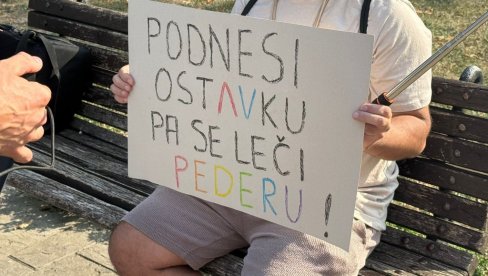 СРАМНЕ ПАРОЛЕ НА БЛОКАДЕРСКОЈ ПАРАДИ: Од пумпај до увреда Вучићу (ФОТО)