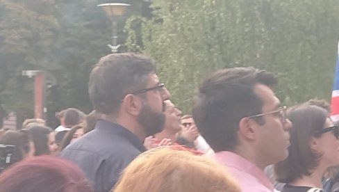 POLITIČARI JEDAN PORED DRUGOG: Lazović i Veselinović na blokaderskom gej prajdu POLITIČARI JEDAN PORED DRUGOG: Lazović i Veselinović na blokaderskom gej prajdu