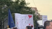 PORUKA SA PRVOG BLOKADERSKOG PRAJDA: Bolje p*der nego ćaci PORUKA SA PRVOG BLOKADERSKOG PRAJDA: Bolje p*der nego ćaci
