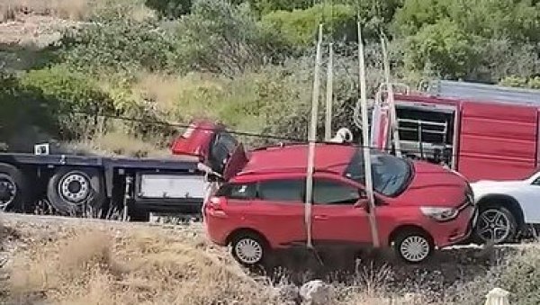 ДРАМА НА ЈАДРАНУ: Ауто се сурвао низ литицу, зауставио се пар метара од кафића пуног људи (ВИДЕО) ДРАМА НА ЈАДРАНУ: Ауто се сурвао низ литицу, зауставио се пар метара од кафића пуног људи (ВИДЕО)