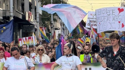 ПРВИ БЛОКАДЕРСКИ ГЕЈ ПРАЈД: На челу колоне Ђиласова и Боркова Оливера Ковачевић - предводи блокадере ПРВИ БЛОКАДЕРСКИ ГЕЈ ПРАЈД: На челу колоне Ђиласова и Боркова Оливера Ковачевић - предводи блокадере