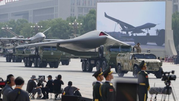 АНАЛИЗА НОВОСТИ: Противнике распаметили супер моћним арсеналом, први пут приказали нови лаки тенк и суперсоничне ракете (ФОТО) АНАЛИЗА НОВОСТИ: Противнике распаметили супер моћним арсеналом, први пут приказали нови лаки тенк и суперсоничне ракете (ФОТО)
