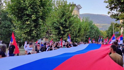 VRANJANCI RAZVILI ZASTAVU DUGU 100 METARA: Građani ustali protiv blokada! (FOTO/VIDEO) VRANJANCI RAZVILI ZASTAVU DUGU 100 METARA: Građani ustali protiv blokada! (FOTO/VIDEO)