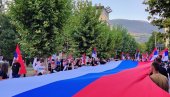 VRANJANCI RAZVILI ZASTAVU DUGU 100 METARA: Građani ustali protiv blokada! (FOTO/VIDEO)