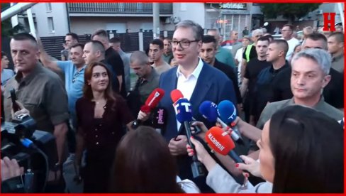 VUČIĆ U BORČI S NARODOM: LJudi u Srbiji hoće stabilnost (FOTO/VIDEO) VUČIĆ U BORČI S NARODOM: LJudi u Srbiji hoće stabilnost (FOTO/VIDEO)