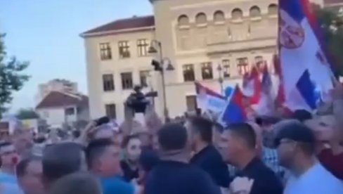 БЛОКАДЕРИ У ЧАЧКУ ЖЕЛЕ ДА ИЗАЗОВУ ГРАЂАНСКИ РАТ: Напали грађане против блокада на мирном скупу! Мрзе свакога ко мисли другачије од њих БЛОКАДЕРИ У ЧАЧКУ ЖЕЛЕ ДА ИЗАЗОВУ ГРАЂАНСКИ РАТ: Напали грађане против блокада на мирном скупу! Мрзе свакога ко мисли другачије од њих