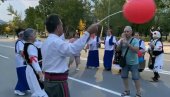 ВЕСЕЛО У БОРУ: Свира се фрула и игра коло на скупу против блокада (ФОТО/ВИДЕО)