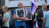 PUTIN U IVANJICI: Gospodin na skup protiv blokada poneo fotografije ruskog i srpskog predsednika (FOTO)