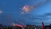 SIJA NEBO: Vatromet u Novom Sadu na skupu protiv blokada (FOTO/VIDEO) SIJA NEBO: Vatromet u Novom Sadu na skupu protiv blokada (FOTO/VIDEO)