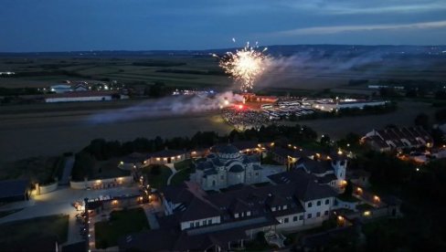 MOĆNI SNIMCI IZ NOVOG SADA: Vatromet ukrasio nebo na skupu protiv blokada (VIDEO)