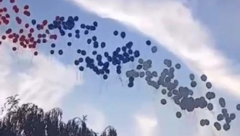 NEVEROVATAN PRIZOR U BORČI: Nebo prekrili baloni u bojama srpske trobojke - hiljade građana protiv blokada (VIDEO) NEVEROVATAN PRIZOR U BORČI: Nebo prekrili baloni u bojama srpske trobojke - hiljade građana protiv blokada (VIDEO)