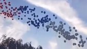 ПРЕЛЕП ПРИЗОР У БОРЧИ: Небо прекрили балони у бојама српске тробојке - хиљаде грађана против блокада (ВИДЕО) ПРЕЛЕП ПРИЗОР У БОРЧИ: Небо прекрили балони у бојама српске тробојке - хиљаде грађана против блокада (ВИДЕО)