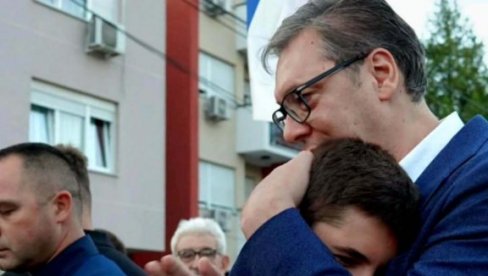 СКУП ПРОТИВ БЛОКАДА: Вучић загрлио дечака из Борче (ФОТО)