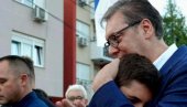 SKUP PROTIV BLOKADA: Vučić zagrlio dečaka iz Borče (FOTO) SKUP PROTIV BLOKADA: Vučić zagrlio dečaka iz Borče (FOTO)