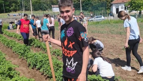 ПОСЛЕ ЧАСОВА САДЕ ПОВРЋЕ, ШИЈУ, УЧЕ ЈЕЗИКЕ... Наставља се пројекат обогаћеног једносменског рада у 428 основних и средњих школа ПОСЛЕ ЧАСОВА САДЕ ПОВРЋЕ, ШИЈУ, УЧЕ ЈЕЗИКЕ... Наставља се пројекат обогаћеног једносменског рада у 428 основних и средњих школа