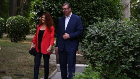 РАЗГОВОР УЗ КАФУ И КРОФНЕ Вучић: Задовољство ми је што сам угостио холивудску глумицу Лолиту Давидовић и њеног супруга