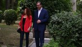 РАЗГОВОР УЗ КАФУ И КРОФНЕ Вучић: Задовољство ми је што сам угостио холивудску глумицу Лолиту Давидовић и њеног супруга