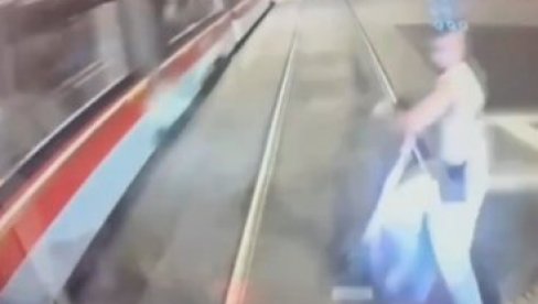 (UZNEMIRUJUĆI VIDEO) Mladić na električnom trotinetu naleteo na tramvaj i poginuo (UZNEMIRUJUĆI VIDEO) Mladić na električnom trotinetu naleteo na tramvaj i poginuo