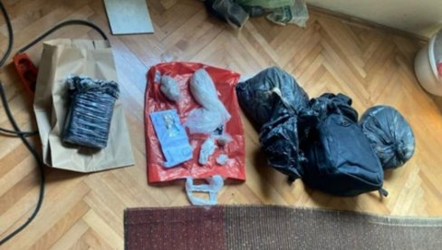 ПОЛИЦИЈА ПРЕТРЕСЛА СТАНОВЕ И АУТОМОБИЛЕ У БЕОГРАДУ: Ухапшена два дилера (ФОТО) ПОЛИЦИЈА ПРЕТРЕСЛА СТАНОВЕ И АУТОМОБИЛЕ У БЕОГРАДУ: Ухапшена два дилера (ФОТО)