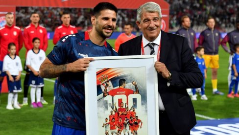 VREDNO PRIZNANJE: Aleksandar Mitrović pred meč sa Engleskom dobio specijalnu medalju VREDNO PRIZNANJE: Aleksandar Mitrović pred meč sa Engleskom dobio specijalnu medalju