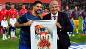 VREDNO PRIZNANJE: Aleksandar Mitrović pred meč sa Engleskom dobio specijalnu medalju VREDNO PRIZNANJE: Aleksandar Mitrović pred meč sa Engleskom dobio specijalnu medalju