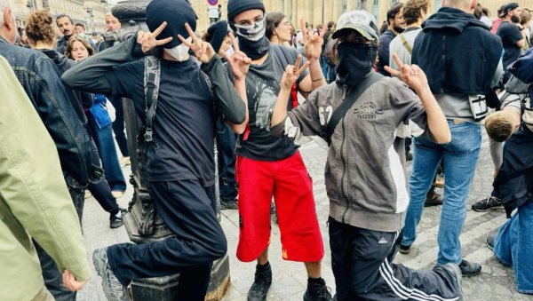 НОВОСТИ НА ПАРИСКИМ ПРОТЕСТИМА: Доста нам је презира, поручују млади револуционарни бунтовници НОВОСТИ НА ПАРИСКИМ ПРОТЕСТИМА: Доста нам је презира, поручују млади револуционарни бунтовници