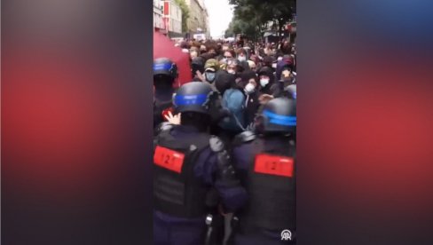 ЕУ ПОЛИЦИЈА У АКЦИЈИ: Погледајте како се у Европској унији поступа са насилним демонстрантима (ВИДЕО) ЕУ ПОЛИЦИЈА У АКЦИЈИ: Погледајте како се у Европској унији поступа са насилним демонстрантима (ВИДЕО)