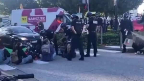 ОВАКО ТО РАДИ ЕУ ПОЛИЦИЈА: Директно бибер спреј у очи и девојкама и мушкарцима - Па нека пробају да блокирају саобраћај! (ВИДЕО) ОВАКО ТО РАДИ ЕУ ПОЛИЦИЈА: Директно бибер спреј у очи и девојкама и мушкарцима - Па нека пробају да блокирају саобраћај! (ВИДЕО)