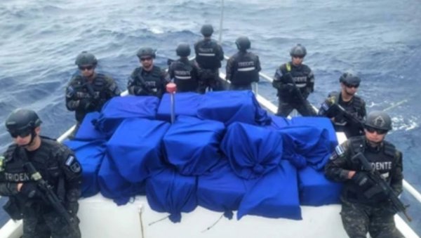 ПОЛИЦИЈА ЗАПЛЕНИЛА 1,4 ТОНЕ КОКАИНА: Пакети дроге плутали тихим океаном (ФОТО) ПОЛИЦИЈА ЗАПЛЕНИЛА 1,4 ТОНЕ КОКАИНА: Пакети дроге плутали тихим океаном (ФОТО)