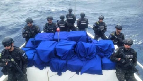 POLICIJA ZAPLENILA 1,4 TONE KOKAINA: Paketi droge plutali tihim okeanom (FOTO) POLICIJA ZAPLENILA 1,4 TONE KOKAINA: Paketi droge plutali tihim okeanom (FOTO)