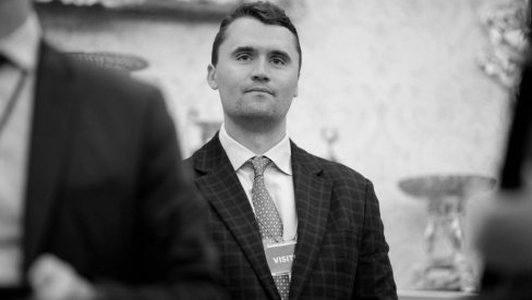 УБИЦА ЧАРЛИЈА КИРКА НОСИО ЈЕЗИВ КОСТИМ: Ово су знаци које су сви игнорисали  (ФОТО)