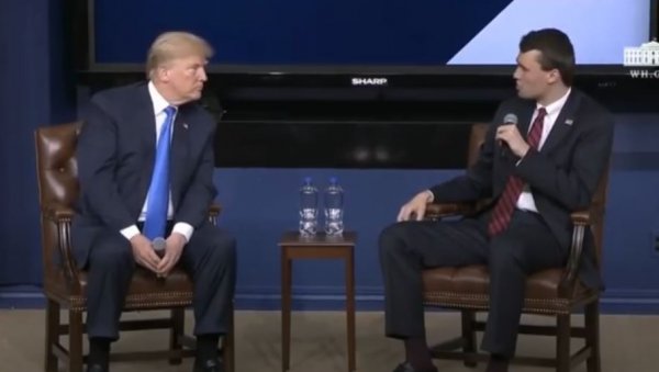 АМЕРИКА У ЖАЛОСТИ: Заставе се спуштају на пола копља - наређење Трампа